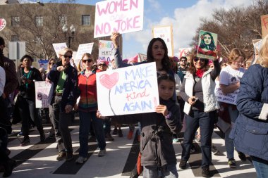 Santa Ana, CA / USA - 21 Ocak 2017: Santa Ana Kaliforniya 'da düzenlenen 2017 Kadınlar Yürüyüşüne kimliği belirsiz katılımcılar. Dünya Kadınlar Yürüyüşü kadın haklarını korumak için.