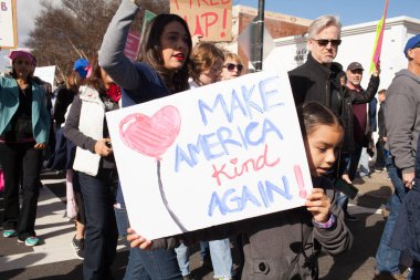 Santa Ana, CA / USA - 21 Ocak 2017: Santa Ana Kaliforniya 'da düzenlenen 2017 Kadınlar Yürüyüşüne kimliği belirsiz katılımcılar. Dünya Kadınlar Yürüyüşü kadın haklarını korumak için.