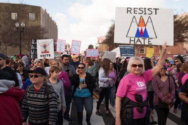 Santa Ana, CA / USA - 21 Ocak 2017: Santa Ana Kaliforniya 'da düzenlenen 2017 Kadınlar Yürüyüşüne kimliği belirsiz katılımcılar. Dünya Kadınlar Yürüyüşü kadın haklarını korumak için.