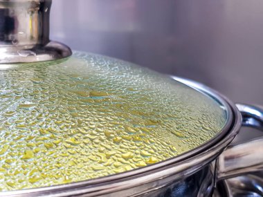 Buhar tenceresi ev mutfağında pişiyor. Yakın plan.