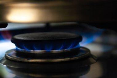 Mutfak sobası ev yemeği için buhar tenceresi yakıyor.