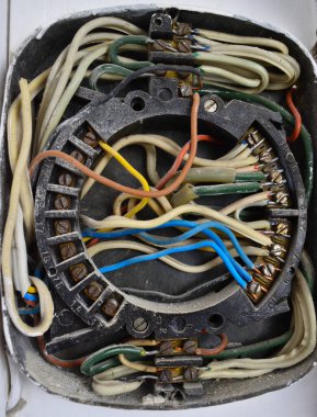 Kabloları açık olan eski elektrik kurulumu