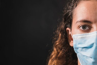 Coronavirus. Korunaklı yüz maskesi takan bir genç..