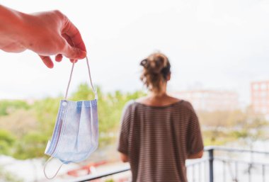 Coronavirus. Tıbbi maskeyi çıkarıp manzaraya bakıyorum. Açık havada. Bakterilere ve alerjilere karşı koruma, koronavirüs salgınına son verme. Sosyal uzaklık.