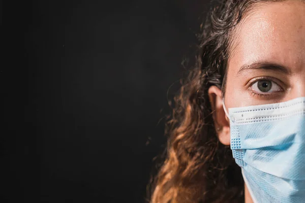 Coronavirus. Korunaklı yüz maskesi takan bir genç..