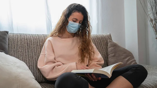 Coronavirus Teenager Membaca Buku Rumah Dilindungi Terhadap Coronavirus Pandemi Jarak — Stok Foto