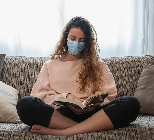 Coronavirus Young Wanita Membaca Buku Rumah Dilindungi Terhadap Coronavirus Tersebut — Stok Foto