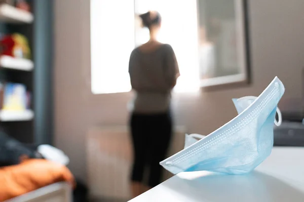 Coronavirus. Tıbbi maskeyi çıkarıp pencereden dışarı bakıyorum. Açık havada. Koronavirüs salgınına son veriyorum. Sosyal uzaklık.