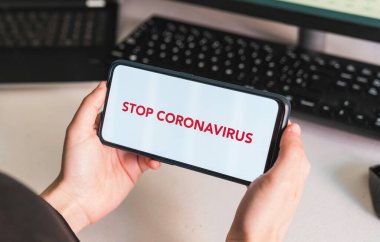 Koronavirüsü durdurun. Mesajını telefona ver. Mesaj veya reklam içeriği koymak için elinde ekranı boş bir cep telefonu olan bir kadının elleri. Sosyal mesafe. Coronavirus cihazları. Sosyal uzaklık. Salgınlara karşı koruma