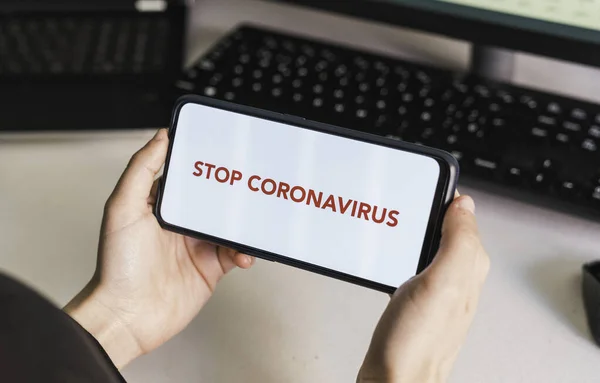 Stoppa Coronavirus Mig Ditt Meddelande Händerna Kvinna Som Håller Mobiltelefon — Stockfoto