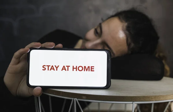 Fica Casa Jovem Descansando Enquanto Segura Telefone Celular Com Uma — Fotografia de Stock