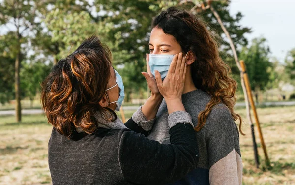 Coronavirus. Anne ve kızı kendilerini koronavirüse karşı koruyorlar. Anne kızını salgından korumak için maske takıyor. Coronavirus cihazları. Coronavirus. Covid-19. Sosyal uzaklık.