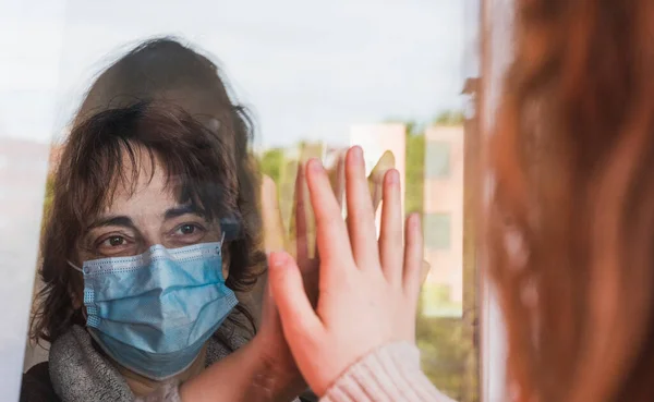 Anne ve kızı, Corona virüsü Covid-19 'un karantinasından dolayı ayrılmıştır. Coronavirus. Covid-19. Salgın. Coronavirus aygıtları