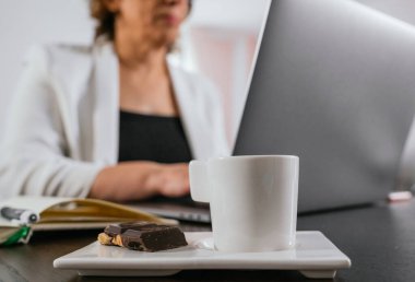 İş kadını çalışırken kahve içiyordu. Evde çalışan kıdemli bir kadın. Kahve içiyorum. Kahve molası.