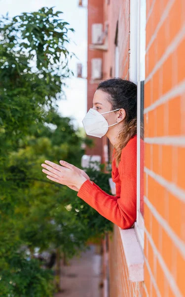 Meisje Applaudisseert Vanaf Haar Balkon Degenen Steunen Die Vechten Tegen — Stockfoto