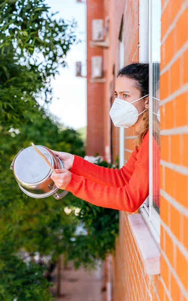 Boze Tiener Protesteert Vanuit Haar Raam Tegen Regering Tiener Raakt — Stockfoto