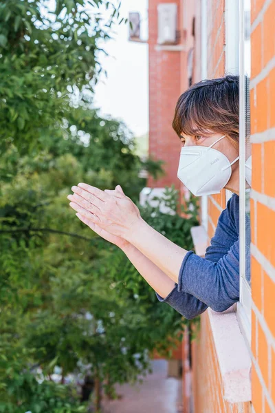 Een Vrouw Klapt Vanaf Haar Balkon Degenen Steunen Die Tegen — Stockfoto