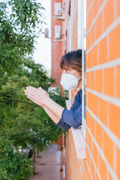 Wanita Itu Bertepuk Tangan Dari Balkonnya Untuk Mendukung Mereka Yang — Stok Foto
