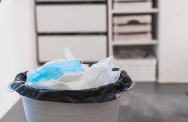 Maske çöpe atıldı. Maske atıldı. Kullanılmış cerrahi maske. FFFP koruyucu maskesi ve plastik eldivenler çöpte. Çöp kutusunda cerrahi maske. Terk edilmiş yüz maskesi. Coronavirus. Koronavirüsün sonu
