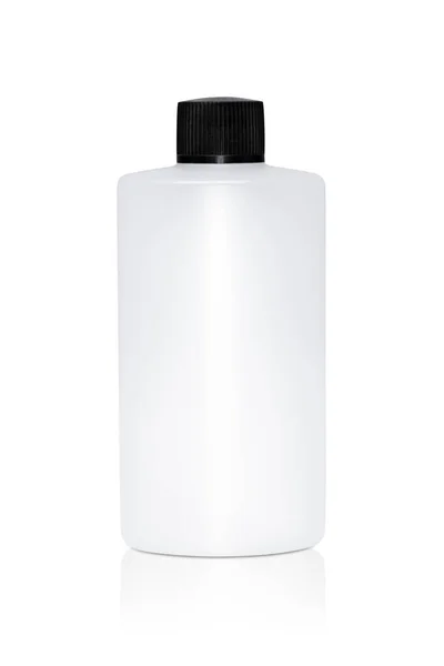 Biała Plastikowa Butelka Czarnym Wieczkiem Izolowana Białym Tle Odbiciem — Zdjęcie stockowe