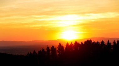 Alsace orman dağları üzerinde büyüleyici sonbahar günbatımı. Akşam dağları manzarası. Güzel bir kart, kırmızı gün batımı, duvar kağıdı, arka plan. Kara Orman. Schwarzwald 'da. Fotoğraf: 16x9