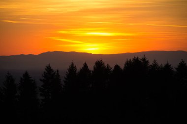 Alsace orman dağları üzerinde büyüleyici sonbahar günbatımı. Akşam dağları manzarası. Güzel bir kart, kırmızı gün batımı, duvar kağıdı, arka plan. Kara Orman. Schwarzwald.