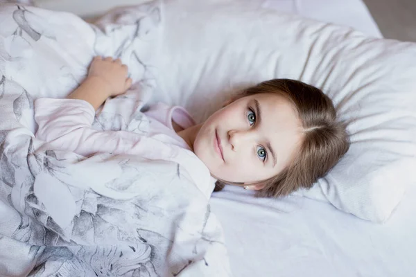 Милая Маленькая Девочка Постели Проснулась Утром Ребенок Лежит Подушке Смотрит — стоковое фото