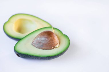 Beyaz arka planda taze avokado dilimlenmiş. Sağlıklı, vejetaryen yemekleri. Avokado diyeti
