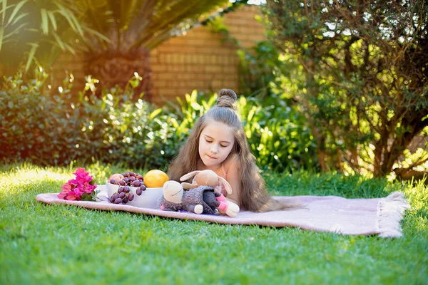 Menina Bonito Uma Estudante Com Cabelos Longos Brinca Com Brinquedos — Fotografia de Stock