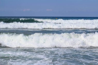 Akdeniz 'in kumlu sahillerinde etkileyici okyanus dalgaları