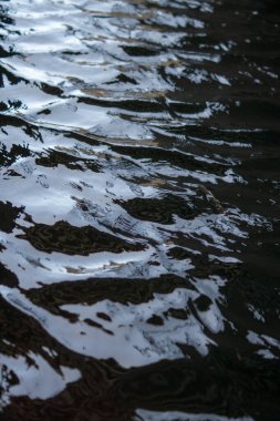 Dalgalı suyun siyah yüzeyi