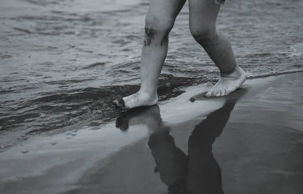 Piedi Dei Bambini Che Corrono Lungo Lungomare Vicino All Acqua — Foto Stock