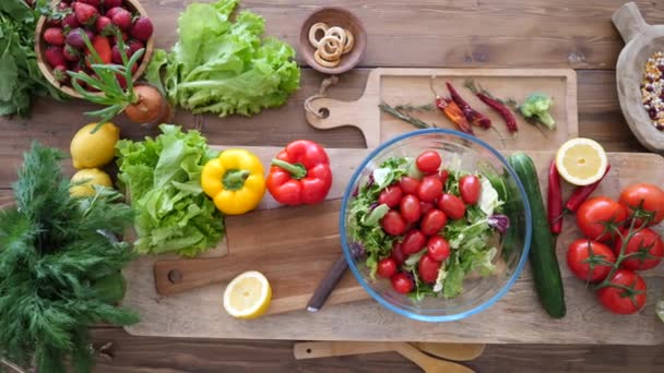 Concepto de dieta saludable. Comer limpio. A la vista de verduras orgánicas frescas . — Vídeo de stock