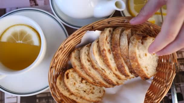 Mão tomando pão recém-cortado da cesta. Vista superior . — Vídeo de Stock