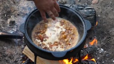 Yanan Kazanda Pilaf 'ı hazırlıyorum. Doğada Pişirme.