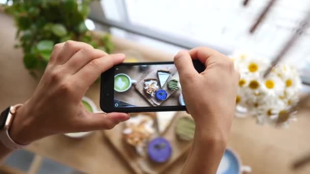 Mains féminines prenant en photo de sa nourriture pour le petit déjeuner avec téléphone portable . — Video