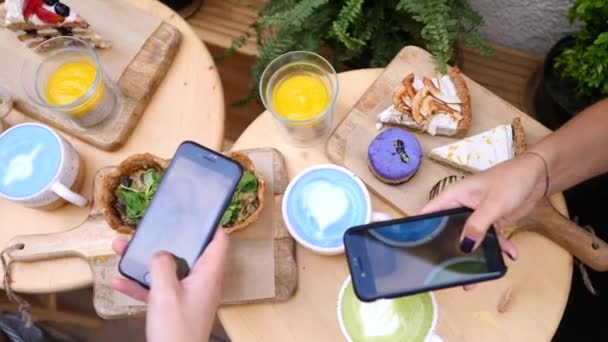 Technologie, Food-Fotografie und Blogging-Konzept. Menschen, die Mobiltelefone benutzen. — Stockvideo