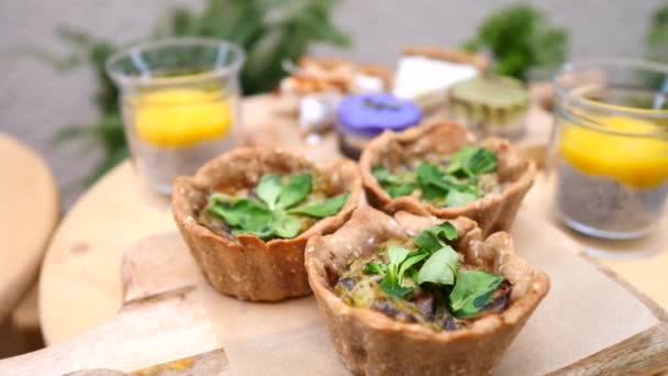 Petit déjeuner végétalien sain avec pudding au chia et quiche aux champignons . — Video