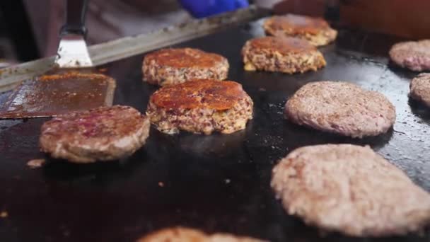 Fette Fleischpasteten, die für Hamburger gebraten werden. Ungesundes Junk-Food-Konzept. — Stockvideo