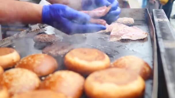 Процесс приготовления гамбургера. Шеф-повар жарит котлеты на кухне для бургеров . — стоковое видео