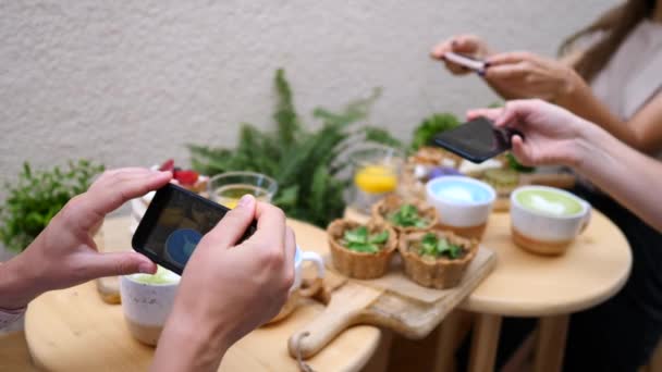 Handen vasthouden Smartphones en het nemen van foto 's van voedsel. — Stockvideo