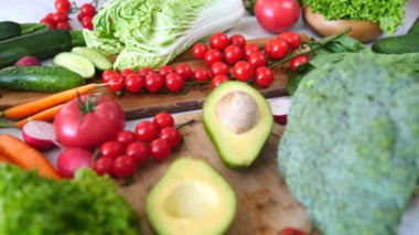 Taze Organik Sebzeler: Brokoli, Domates, Avokado, Salatalık. Sağlıklı Yemek.