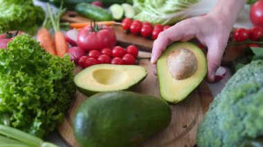 Masaya taze sebzelerle el yapımı Avokado koymak