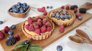 Tahta tahtada taze meyveli vegan glütensiz turta..