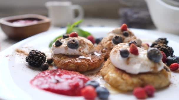 新鮮なベリーと朝食のためのビーガンパンケーキ.健康食品のコンセプト. — ストック動画