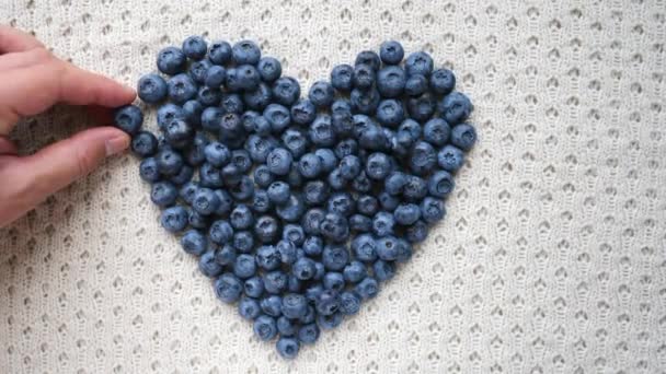 Handgemachtes Herz aus Blaubeeren. gesunder Lebensstil, Liebe und Valentinskonzept. — Stockvideo