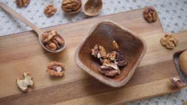 Tahta kaseye düşen cevizler. Yavaş Hareket.