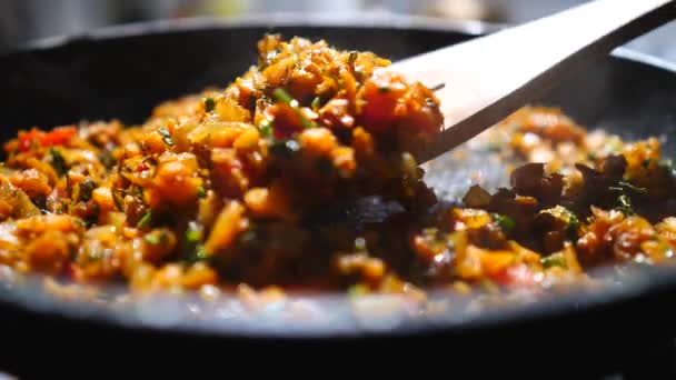 Faire frire des oignons et des carottes sur la casserole. Gros plan . — Video