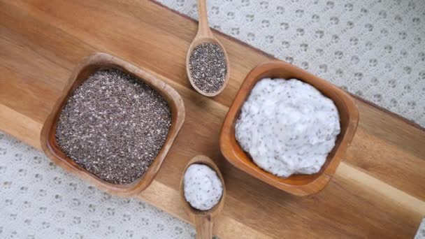 Chia zaadpudding op houten plank. Bovenaanzicht. Superfoods Concept. — Stockvideo