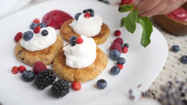 Млинці на сніданок зі свіжими ягодами. крупним планом . — стокове відео
